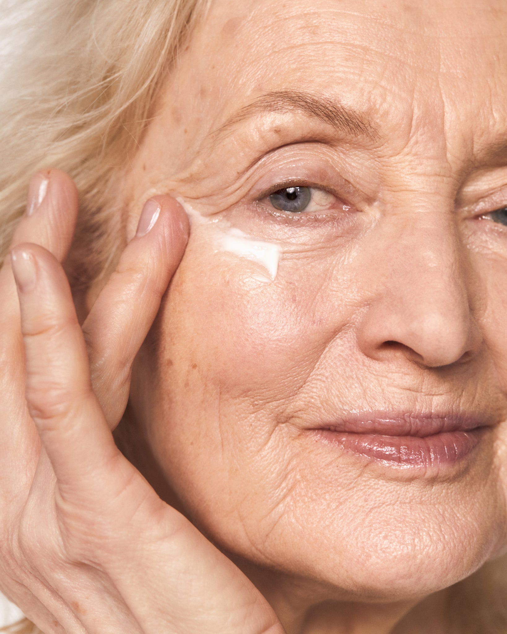 MΓDARA Organic Skincare anti wrinkle eye cream A3343 face cream product photo on plain background.