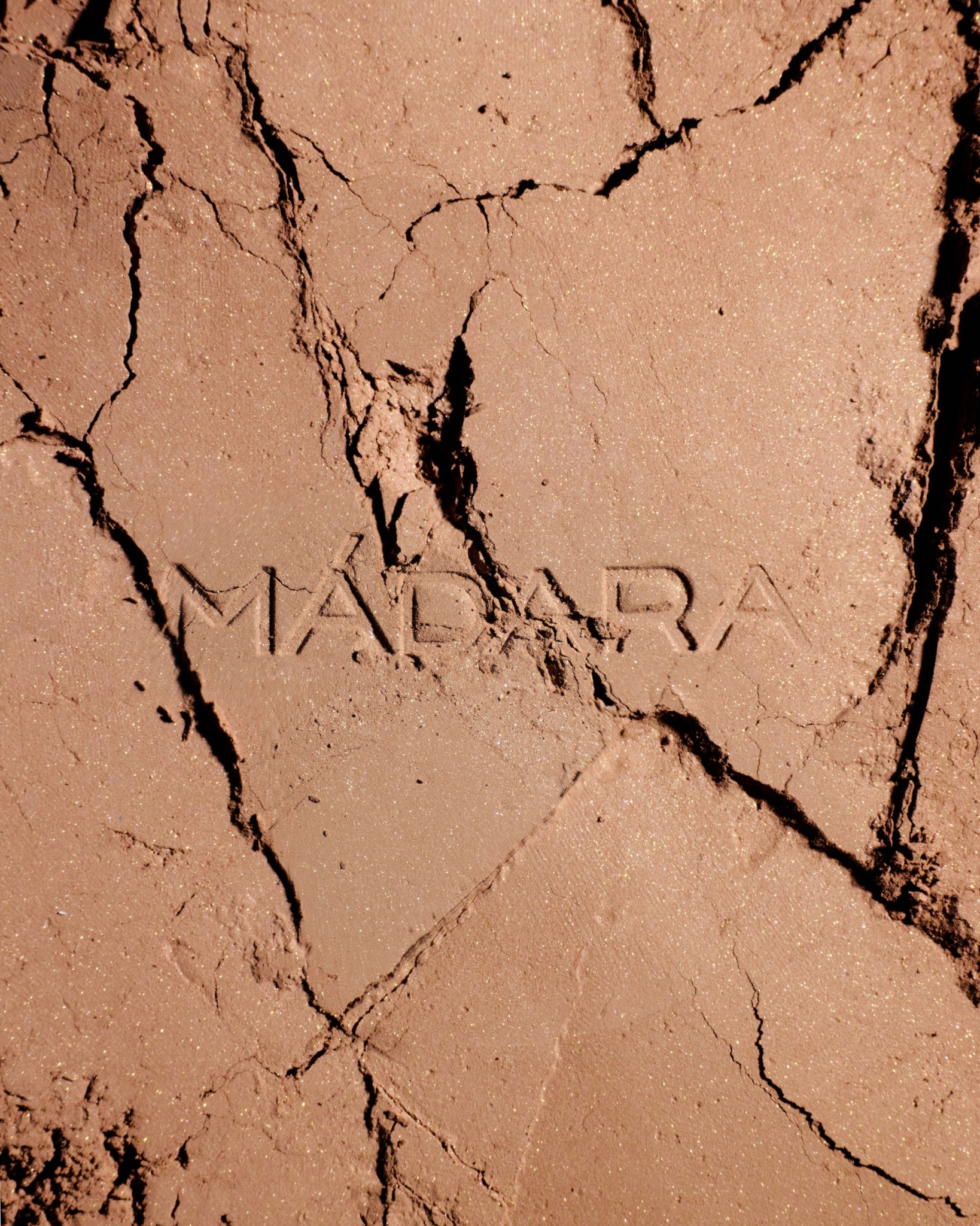 Texture close-up of MΓDARA Organic Skincare bronzer A6841 οΏ½swatch demonstrates consistency and finish.
